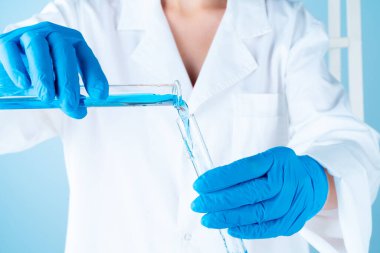 Kimya laboratuvarında bilimsel deneyler. Renkli sıvılar ve test tüpü