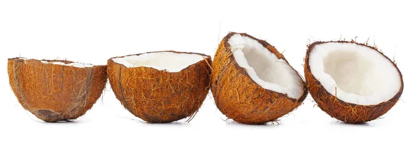 Gebroken kokosnoot op een witte achtergrond close-up — Stockfoto