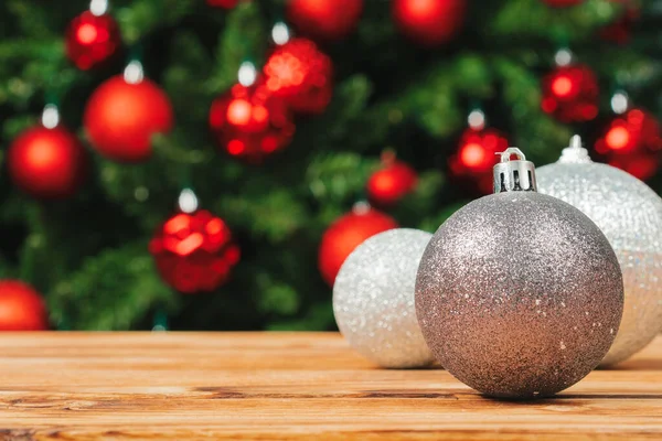Kerst bont-boom decoraties op houten tafel close-up — Stockfoto