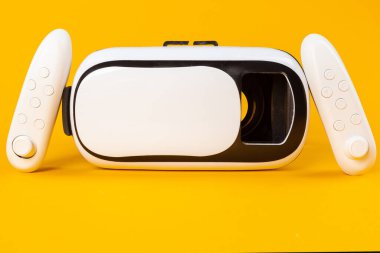 Renkli masa arka planında Vr Kulaklık