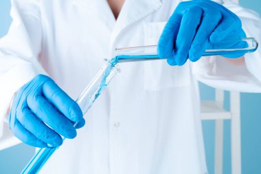 Kimya laboratuvarında bilimsel deneyler. Renkli sıvılar ve test tüpü