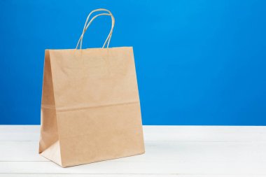 Mavi arka planda alışveriş torbaları düzenleme
