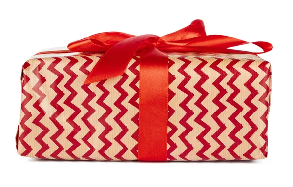 Karácsonyi ajándék doboz-val piros szalag elszigetelt fehér background — Stock Fotó