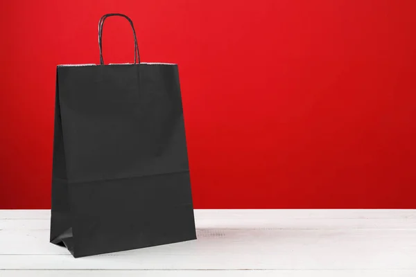 Papieren boodschappentassen met kopieerruimte op rode achtergrond — Stockfoto