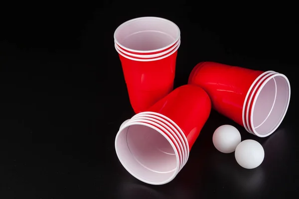 Tazas de plástico rojo y pelota para el juego de pong de cerveza — Foto de Stock