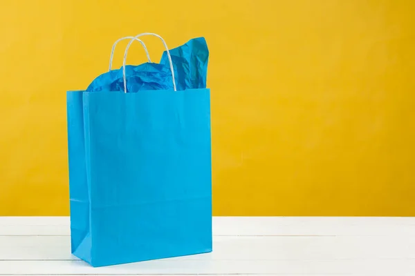 Papír bevásárló táskák élénk sárga háttér — Stock Fotó
