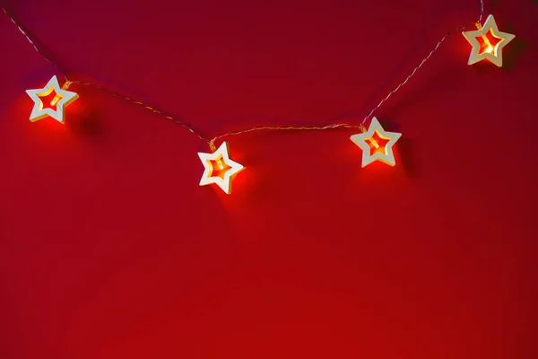 Guirnalda iluminada en forma de estrella sobre fondo de color de cerca —  Fotos de Stock