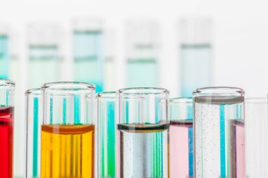 Laboratuvarda natürmort. Renkli kimyasallar ile test tüpleri