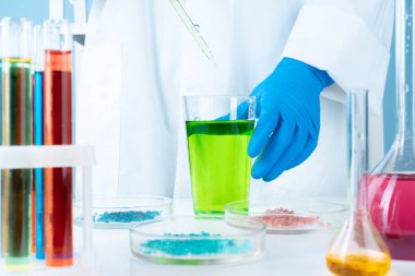 Kimya laboratuvarında bilimsel deneyler. Renkli sıvılar ve test tüpü