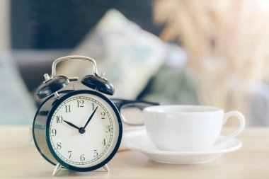 Sabah güneşi. Güzel bir arka planda çalar saat