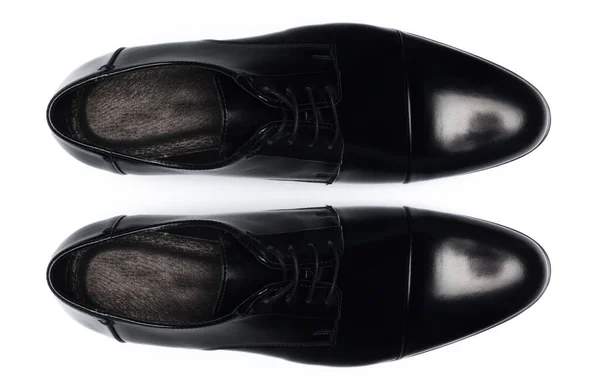Sapatos masculinos clássicos de couro isolados em uma vista superior branca . — Fotografia de Stock