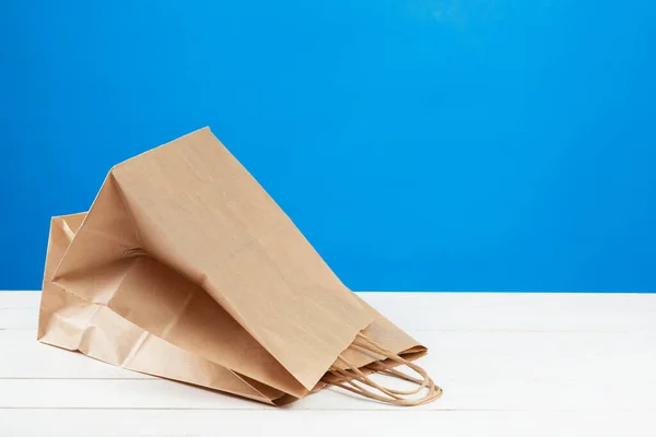 Arreglo de bolsas de compras sobre fondo azul — Foto de Stock