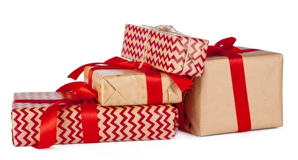 Gruppo di scatole regalo in carta artigianale isolate su sfondo bianco — Foto Stock