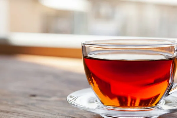 Forró csésze tea a fa rusztikus asztalra közelről — Stock Fotó