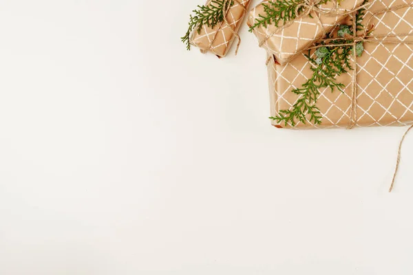 Julkomposition med julklapp. Ovanifrån, platt låg, kopiera utrymme — Stockfoto