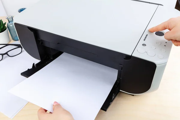Ruce ženy používající kopírovací stroj zblízka — Stock fotografie