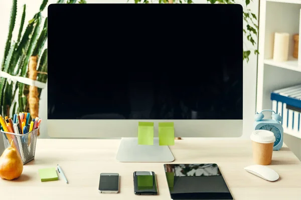 Escritório ou espaço de trabalho doméstico. Monitor de computador com tela preta na mesa de escritório com suprimentos — Fotografia de Stock