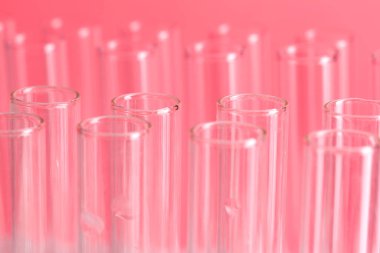 Laboratuvar test tüplerini kırmızı arka planda kapatın