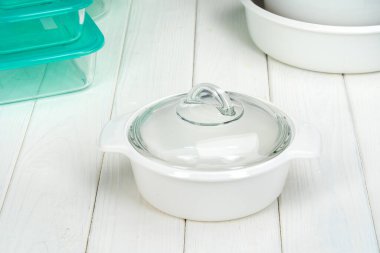 Mutfağın içinde beyaz tencere yemek takımı.