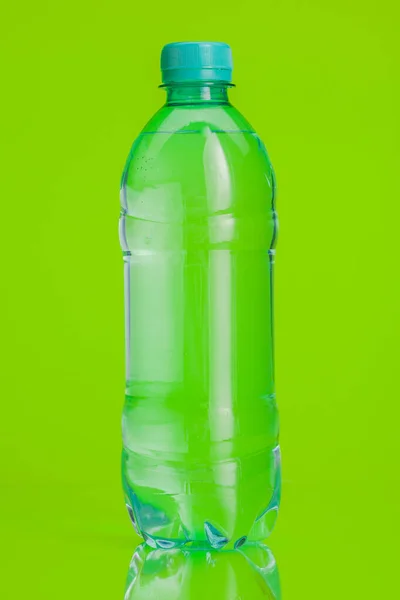 Czysta woda mineralna na jasnym, zielonym tle — Zdjęcie stockowe