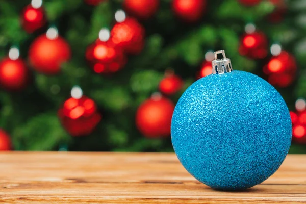 Christmas dekor bollar på trä planka, kopiera utrymme — Stockfoto