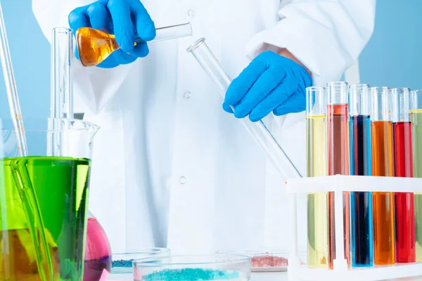 Esperimenti scientifici in un laboratorio di chimica. Liquidi colorati e provetta — Foto Stock