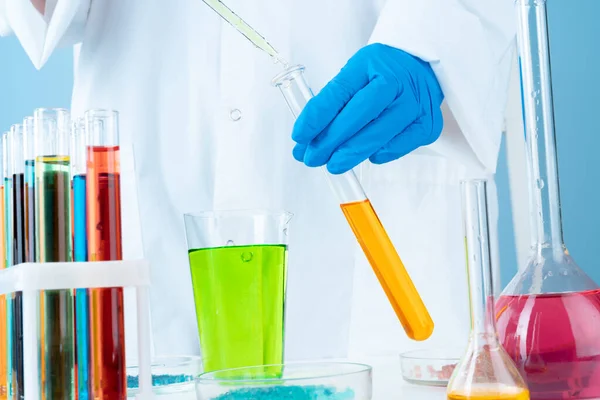 Kimya laboratuvarında bilimsel deneyler. Renkli sıvılar ve test tüpü — Stok fotoğraf
