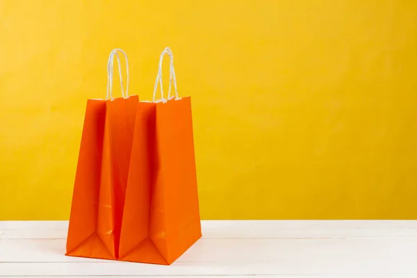 Arreglo de bolsas de compras sobre fondo amarillo brillante —  Fotos de Stock