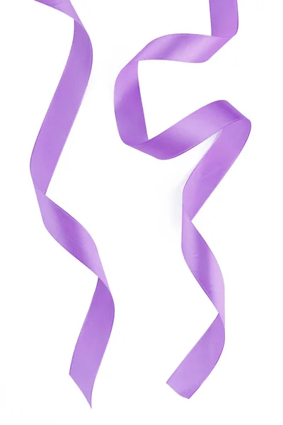 Фиолетовая атласная лента на белом фоне — стоковое фото