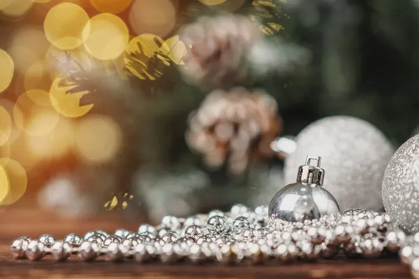 Xmas kerstballen op houten tafel op bokeh achtergrond — Stockfoto
