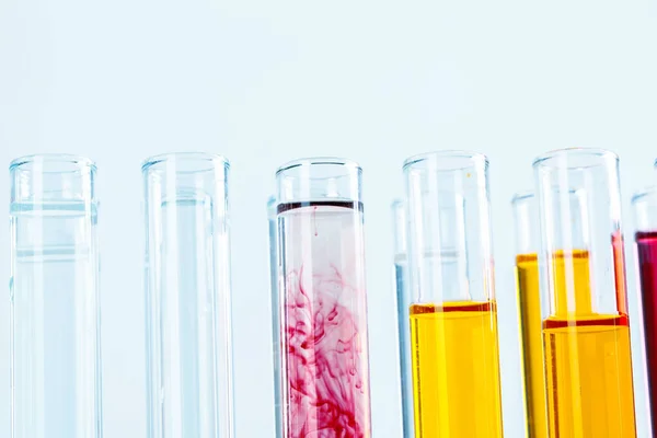 Różne laboratoryjne szkło z kolorowymi płynami z bliska — Zdjęcie stockowe