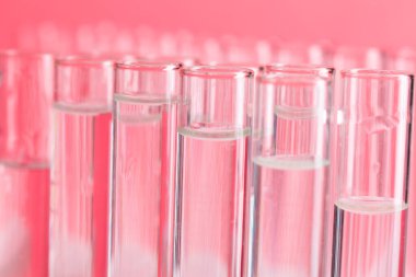 Laboratuvar test tüplerini kırmızı arka planda kapatın