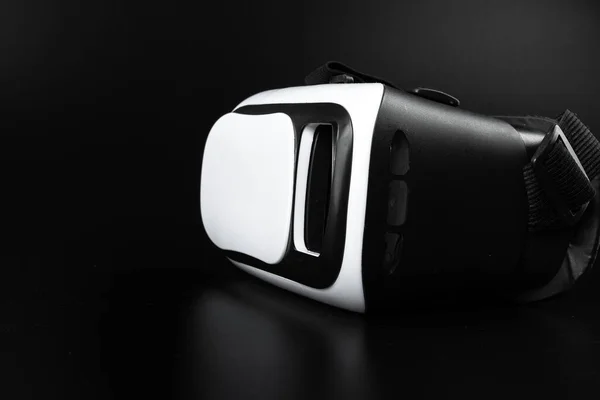 VR gafas de realidad virtual sobre una mesa negra . — Foto de Stock