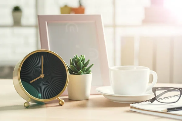 Relógio de alarme vintage clássico e xícara de café no fundo de madeira — Fotografia de Stock