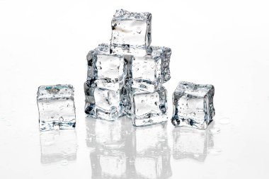Beyaz arkaplanda buz küpleri.