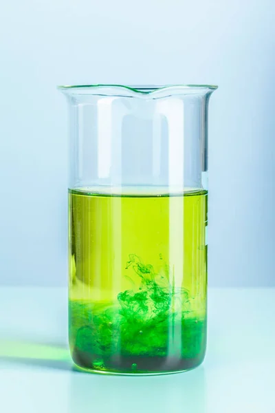 Laboratóriumi lombikos üvegedények az asztal közelében — Stock Fotó