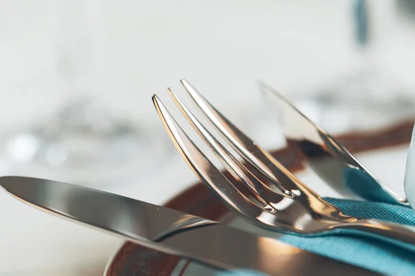 Close-up tiro de configuração de mesa para refeições finas com talheres e copos — Fotografia de Stock