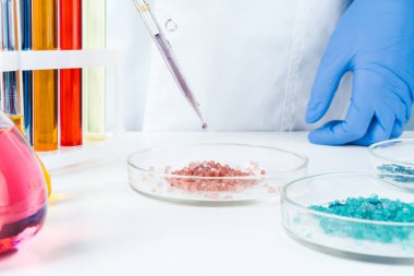 Petri kaplarında kimyasal araştırma bir bilim adamı tarafından yakından yapılır