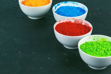 Hint Holi festivali renkleri arka planda küçük kâselerde