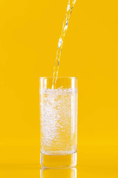 Κρύο νερό που χύνεται από ένα μπουκάλι σε ένα γυαλί — Φωτογραφία Αρχείου