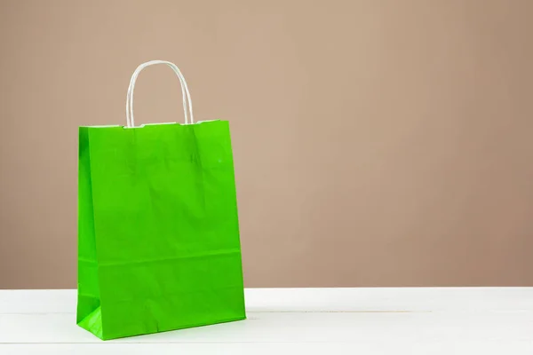 ベージュ地にショッピングバッグのアレンジメント — ストック写真