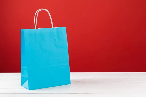 Bolsas de papel con espacio de copia sobre fondo rojo —  Fotos de Stock