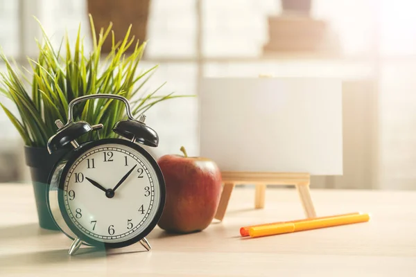 Wecker und Büropapierobjekte hautnah auf Holztisch — Stockfoto