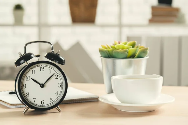 Klassischer Vintage-Wecker und Kaffeetasse auf Holzgrund — Stockfoto