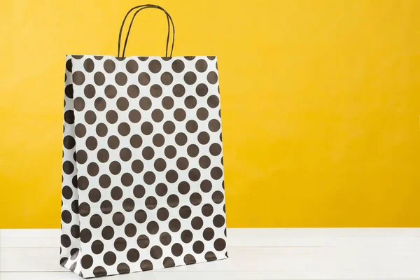 Uspořádání nákupních tašek na jasně žlutém pozadí — Stock fotografie