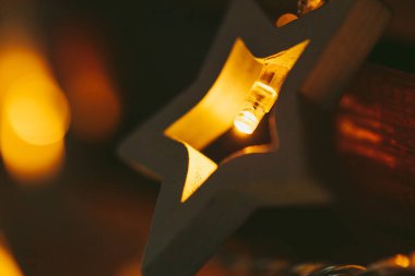 Karanlıktaki yıldız şeklindeki çelengin güzel ışığı.