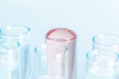 Renkli sıvılar ile farklı laboratuvar cam yakın