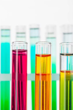Laboratuvarda natürmort. Renkli kimyasallar ile test tüpleri