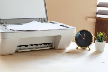 Bir masadaki beyaz tarayıcı ya da yazıcı makinesi