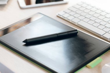 Grafik tabletini resimciler ve tasarımcılar için bir ofisteki kalemle kapat
